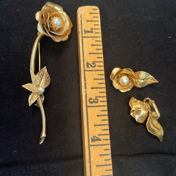 Beautiful gold toned rose brooch with matching clip earrings - Picture 3 of 4